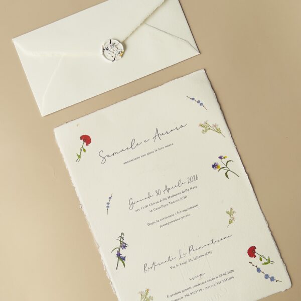 partecipazione in carta d'Amalfi con petali di fiori